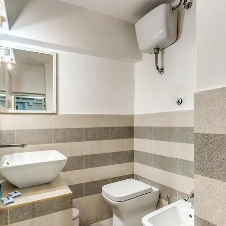 Lovely Spacious Near The Colosseum アパート ローマ