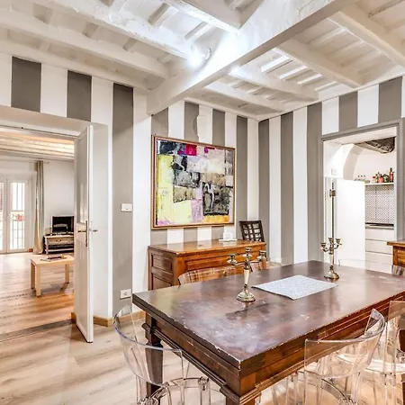 Lovely Spacious Near The Colosseum Apartment