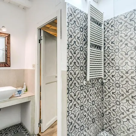 Lovely Spacious Near The Colosseum *